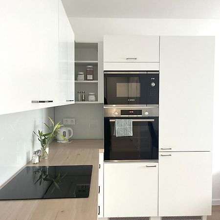 Elegant Escape Apartment III - Free Parking, Easy Access To City Center Bratislava Bagian luar foto