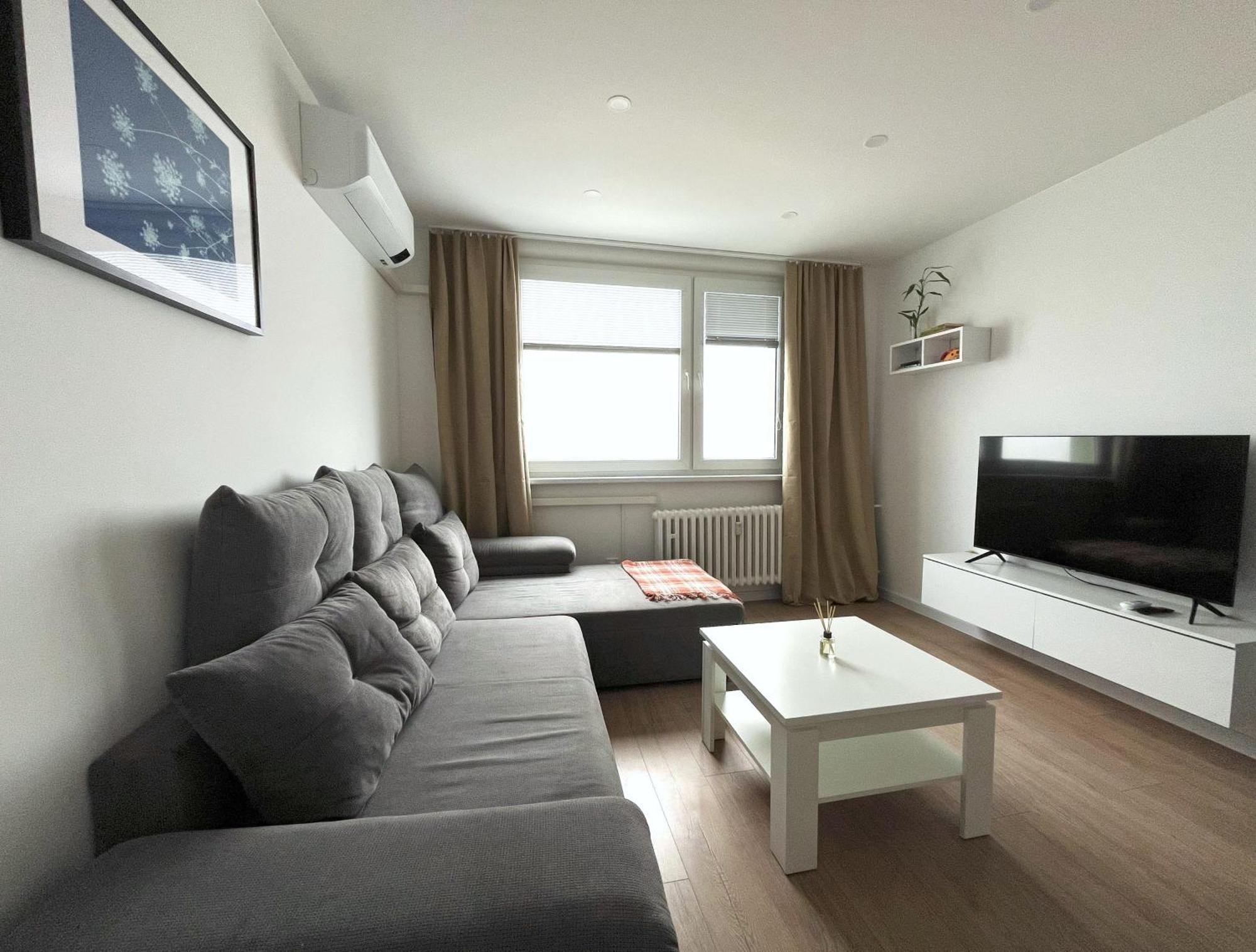 Elegant Escape Apartment III - Free Parking, Easy Access To City Center Bratislava Bagian luar foto